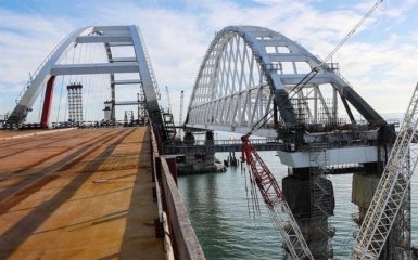 Тріснула опора Кримського мосту: опубліковані фото
