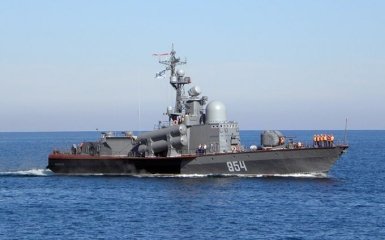 РФ направила ракетний катер "рятувати" українське судно в Чорному морі