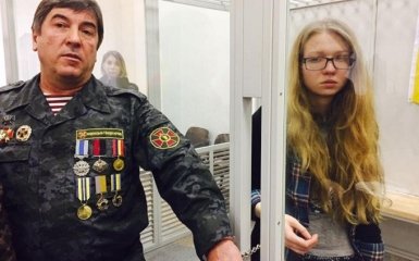 Гучний суд в Києві: нардеп прикував себе до активістки, з'явилося фото