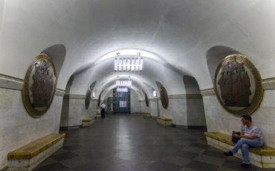 На "Вокзальній" в Києві затримали чоловіка з ножем і боєприпасами