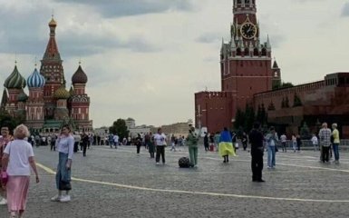 Женщину с флагом Украины арестовали возле Кремля — фото