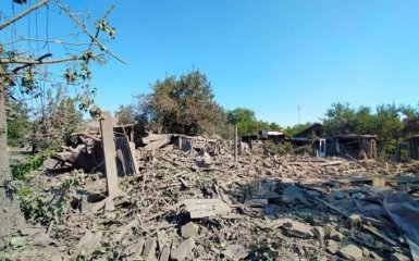Из-за ракетного удара армии РФ по Торецку люди оказались под завалами разрушенных зданий