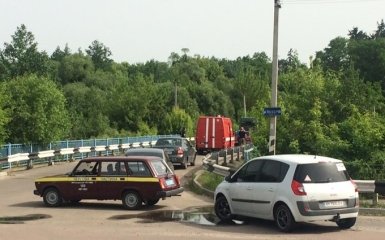 В сусідній із Києвом області снаряд прилетів у міст: опубліковані фото і відео