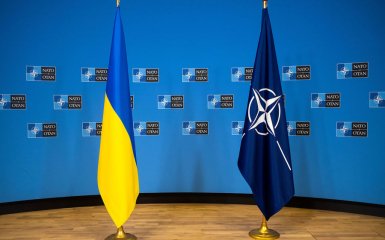 Прапори України та НАТО
