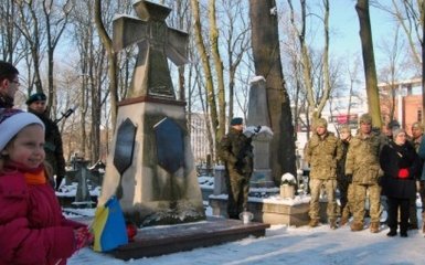Украинские офицеры ЛитПолУкрбрига почтили память воинов армии УНР в Люблине