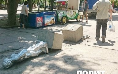 В оккупированном Крыму свалили Ленина и поглумились над ним: появились фото