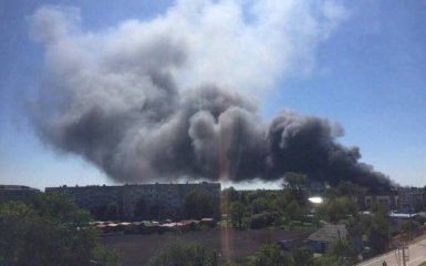 Під Києвом горить фабрика одягу: з'явилися фото