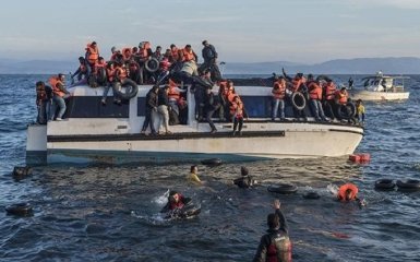 Біля берегів Лівії затонуло судно з десятками мігрантів