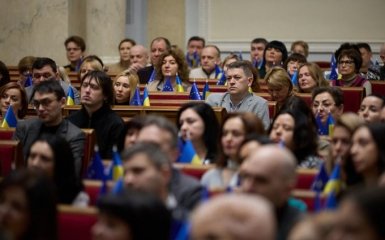 У Зеленского заблокировали нардепам и чиновникам выезд из Украины