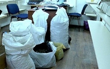 Полиция похвасталась мешками изъятого янтаря: опубликованы фото