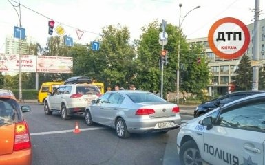 Авто посольства Росії в Києві протаранило позашляховик: з'явилися фото