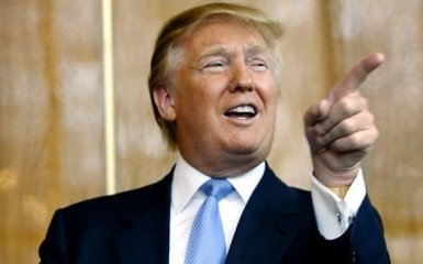 Трамп зухвало висміяв падіння Байдена на трапі літака