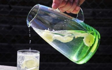 Розкрита несподівана правда про користь води з лимоном