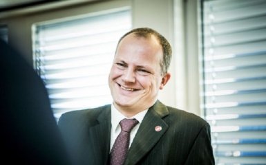 Известный политик ушел в отставку ради жены