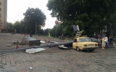 В Харькове фонарный столб раздавил авто: опубликованы фото