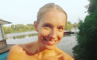 Известная украинская телеведущая засветила длинные ноги на пляже в Испании: опубликованы фото