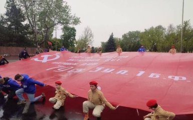 Власти РФ заставили детей в Мариуполе на коленях фотографироваться с советским флагом