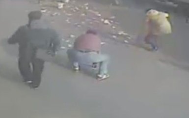 Китаец выронил на улице тысячи долларов, прохожие поразили реакцией: появилось видео