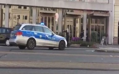 В Германии вооруженный водитель въехал в толпу людей: видео с места событий