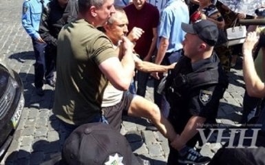 Учасники "тарифного" протесту влаштували бійку з поліцією: з'явилися фото