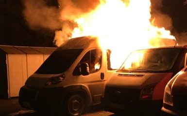 Из-за "похоронных" разборок в Мариуполе сгорели 7 авто: появились фото и видео