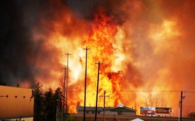Лесные пожары в Канаде уничтожили полторы тысячи домов: опубликовано видео