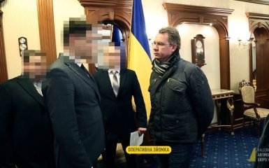 Еще один беженец намечается: появилось видео с вручением подозрения главе ЦИК