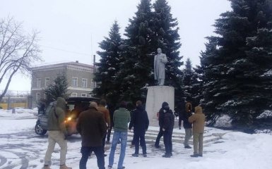 В Харьковской области свалили памятник Ленину (видео)