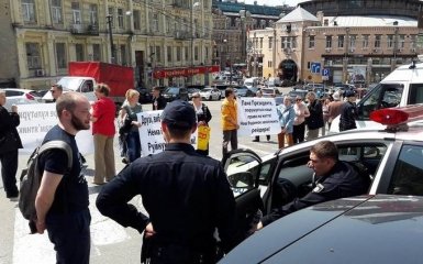 У центрі Києва обурені будівництвом мешканці перекрили рух: з'явилися відео та фото