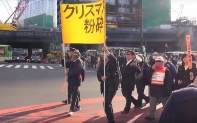Одинокие японцы вышли на необычный митинг: опубликовано видео