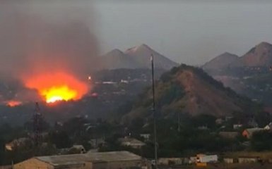 У боевиков ДНР вспыхнули склады с боеприпасами: появилось видео