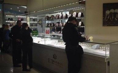 В Киеве двое бандитов с оружием и в шлемах ограбили ювелирный магазин: появились фото и видео