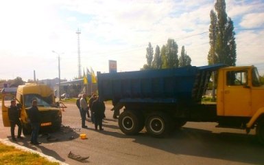На Дніпропетровщині маршрутка з пасажирами в'їхала у вантажівку: постраждало 7 осіб, з'явилося відео