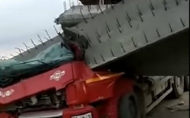 Крымский мост обрушился: подробности и видео жуткого происшествия