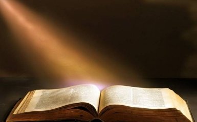 Вчені записали Біблію на носій, який зможе пережити людство