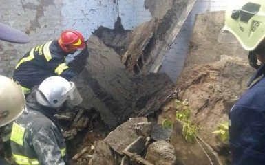В Киеве обвалился дом, под завалами оказался подросток: появились фото и видео