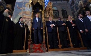 Закапывают: в сети продолжают высмеивать фото Путина на троне