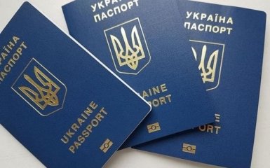 Громадяни України зможуть оформити 2 паспорти за кордоном