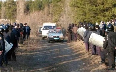 Активістів блокади Донбасу змусили прибрати один з блокпостів: з'явилися фото і відео
