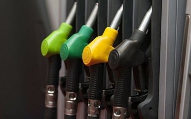 В Україні продовжує дешевшати бензин: названі нові ціни