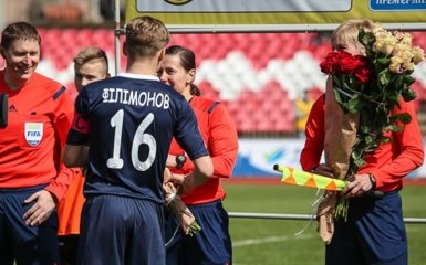 Букеты роз и удаление: как женщина впервые судила футбол в Украине, опубликовано фото и видео