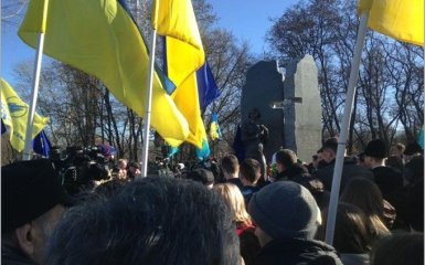 У Києві відкрили пам'ятник відомій поетесі й зробили цікавий натяк: з'явилися фото і відео