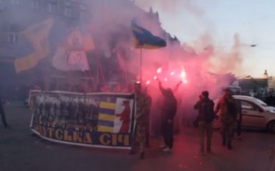 На Закарпатье устроили факельное шествие против сепаратизма: опубликовано видео