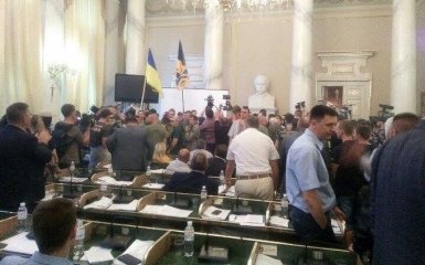 В здание Львовского облсовета ворвалась сотня молодых людей - СМИ