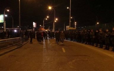 У Києві протестуючі проти скандальної забудови перекрили дорогу, сталася трагедія: з'явилися фото і відео