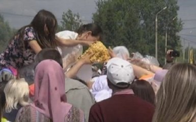 В России раздача бесплатной еды превратилась в потасовку: опубликовано видео