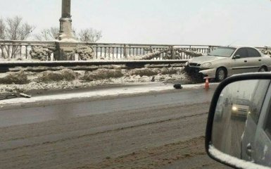 У Києві на одному з мостів сталася масштабна аварія: з'явилися фото