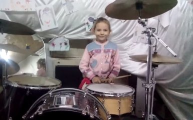 Маленькая украинка покорила сеть игрой на барабанах: опубликовано видео