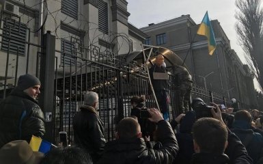 Атака на посольство России в Киеве: появились новые фото, видео и подробности