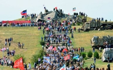 Главаря ДНР сделали страшной куклой: опубликовано фото
